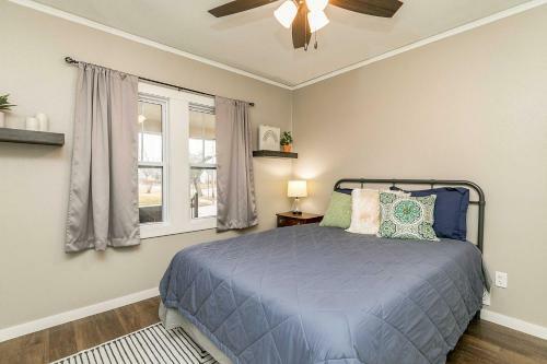 Quaint Cedar Rapids Home - 1 5 Mi To Downtown