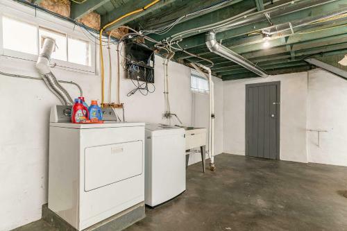 Quaint Cedar Rapids Home - 1 5 Mi To Downtown