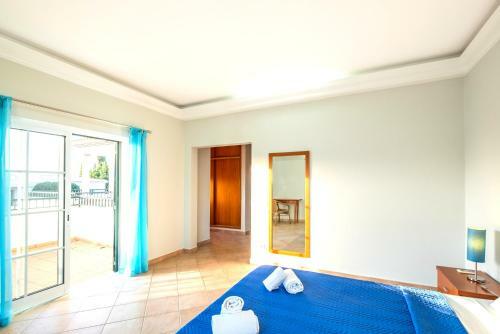 Villa Isa - Heated Pool - Free Wi-fi - Air Con
