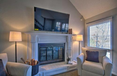 Osage Beach Hideaway With 3 Decks And Fireplace!