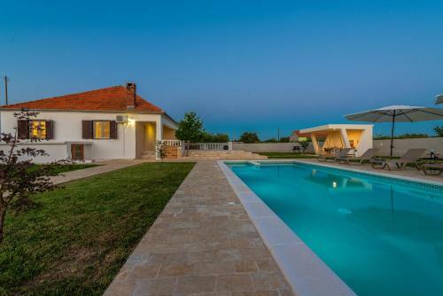 S&i Peaceful Holiday Home With Pool & Jacuzzi