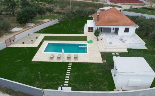 S&i Peaceful Holiday Home With Pool & Jacuzzi