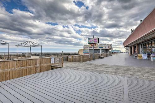 Beautiful Spacious Beach Home, Private Deck & Grill, With Beach Badges