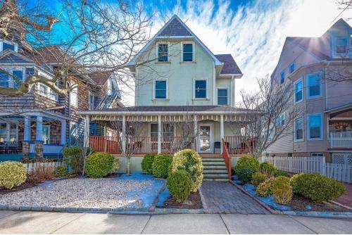 Beautiful Spacious Beach Home, Private Deck & Grill, With Beach Badges