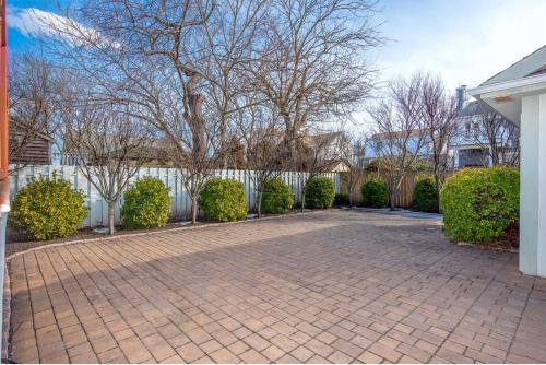 Beautiful Spacious Beach Home, Private Deck & Grill, With Beach Badges
