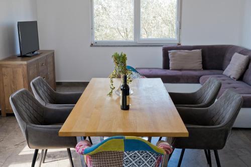 Holiday House With A Private Heated Swimming Pool