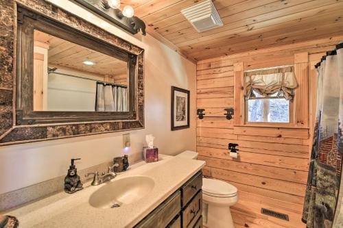 Lansing Cabin With Huge Wrap-around Deck And Hot Tub!