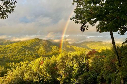 Bright Sapphire Escape Near Hiking And Golfing!