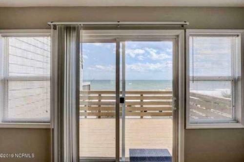 Whitecaps Surf City Beachfront Townhome