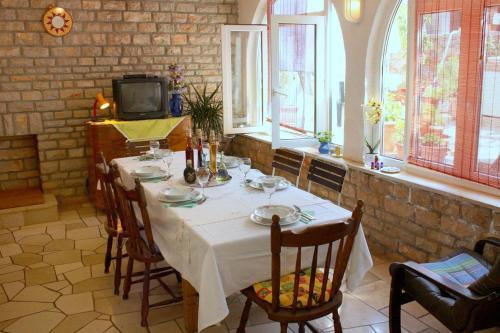 Apartment Zarace - Gdinj 2047b