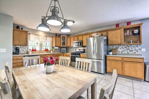 Large Cleveland Home With Fire Pit And Backyard!