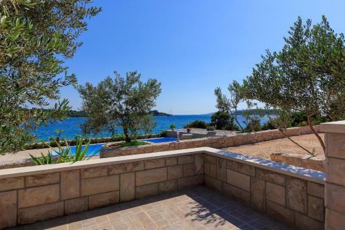 Beachfront Luxury Villa W Pool & Large Garden
