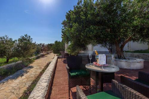 Beachfront Luxury Villa W Pool & Large Garden
