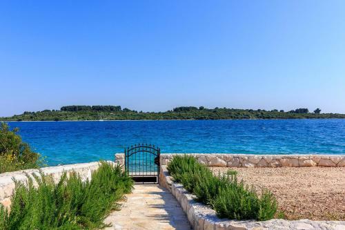 Beachfront Luxury Villa W Pool & Large Garden