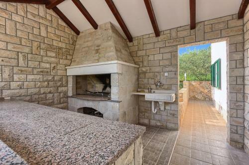 Beachfront Luxury Villa W Pool & Large Garden