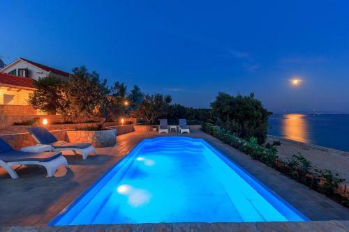 Beachfront Luxury Villa W Pool & Large Garden