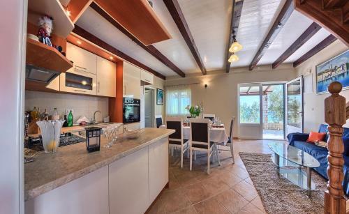 Beachfront Luxury Villa W Pool & Large Garden