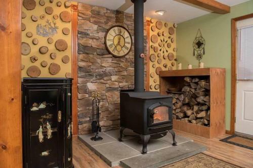 Poconos Cabin-game Room-firepit-patio-bbq-5 Lakes