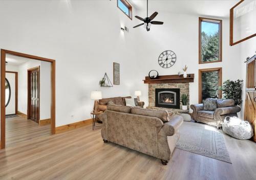 Pine Hollow Lodge