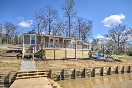 Lakefront Cottage With Pier, Deck And Fire Pit!