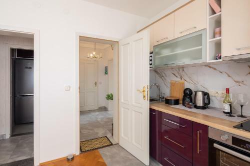 Golden View Apartment