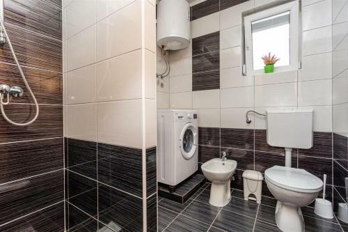 Apartment With A Private Swimming Pool, Garden & Bbq