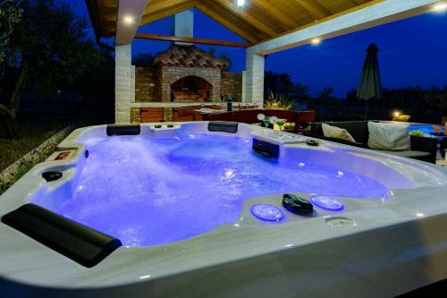 Villa Lorema-jacuzzi,pool,billiard,table Tennis&football
