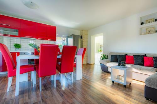 Villa Lorema-jacuzzi,pool,billiard,table Tennis&football