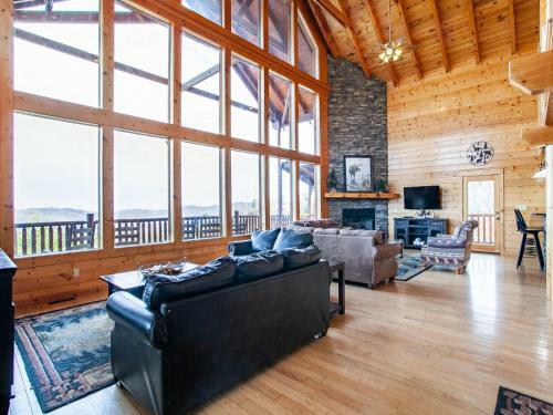 Million Dollar View - Hot Tub, Sauna, Shared Pool