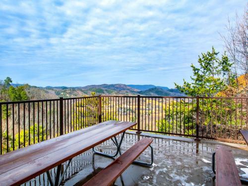Million Dollar View - Hot Tub, Sauna, Shared Pool