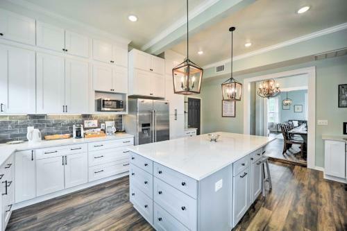 Spacious Abode, Walk To Texas Heroes Square!