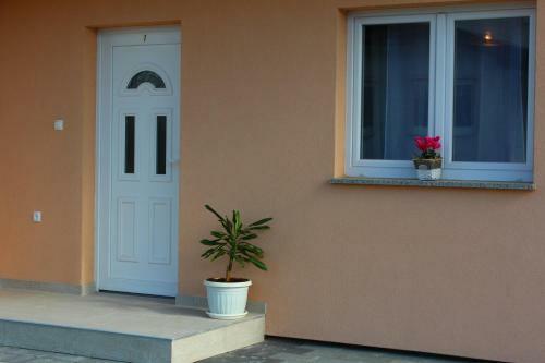 Hostal Neda Holiday House