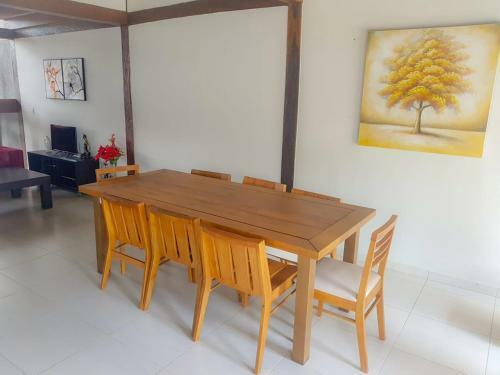 Casa Com Piscina, Bem Localizada