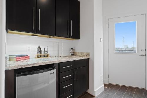 Central Luxury With Deck, Fire Pit, Bbq, Walkscore Of 90