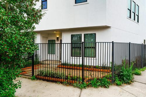 Central Luxury With Deck, Fire Pit, Bbq, Walkscore Of 90