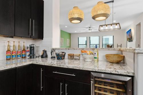Central Luxury With Deck, Fire Pit, Bbq, Walkscore Of 90