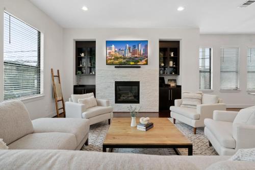 Central Luxury With Deck, Fire Pit, Bbq, Walkscore Of 90