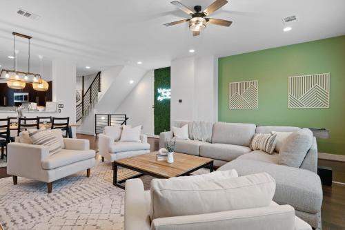 Central Luxury With Deck, Fire Pit, Bbq, Walkscore Of 90