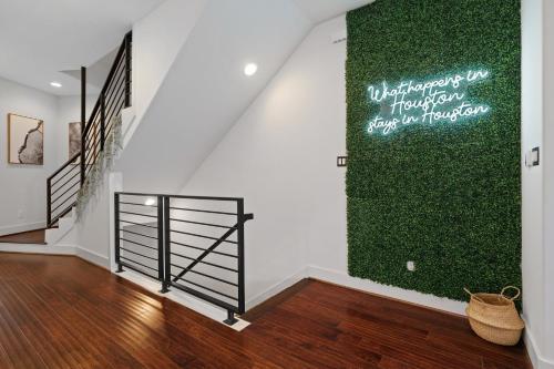 Central Luxury With Deck, Fire Pit, Bbq, Walkscore Of 90