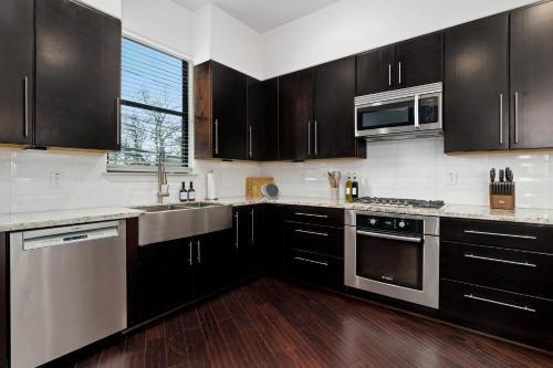 Central Luxury With Deck, Fire Pit, Bbq, Walkscore Of 90