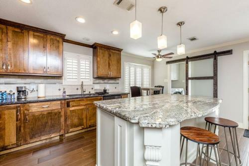 The Live Oak Place - 3br2ba - Centrally Located