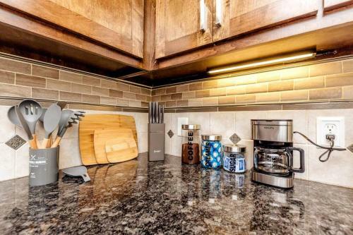The Live Oak Place - 3br2ba - Centrally Located