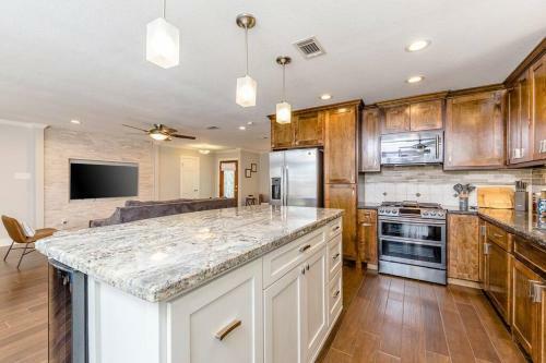 The Live Oak Place - 3br2ba - Centrally Located