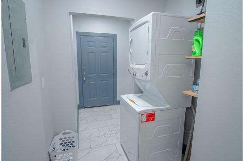 Vibrant Fully Gated 2br2ba 4 Mins From Downtown