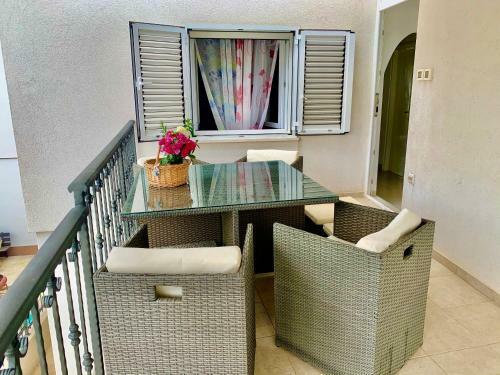 Grebastica Beachfront Apartment