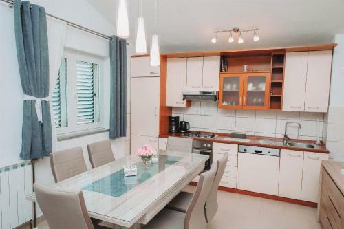 Villa House For Vacation Runac