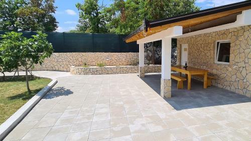 Villa House For Vacation Runac