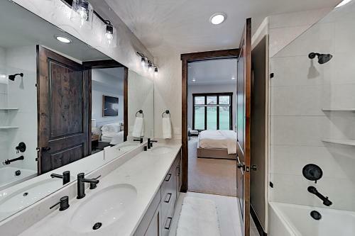 Blackstone Manor 2i