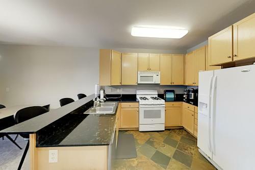 Crestview Condominium Unit A104