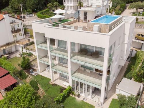 Design Apartments With Rooftop Swimming Pool